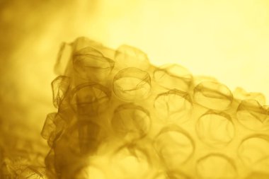 Şeffaf Kabarcık Sarma Dokusu Sarı Işıkta