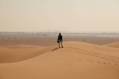 Kumda turistler Dubai Çölü BAE 25 Ağustos 2025