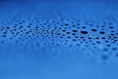 Mavi renkli şeffaf kağıda damlalar