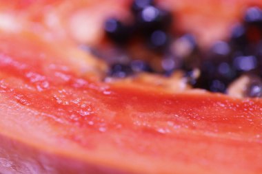 Tohumlu taze Papaya Sulu ve canlı meyve dilimleri