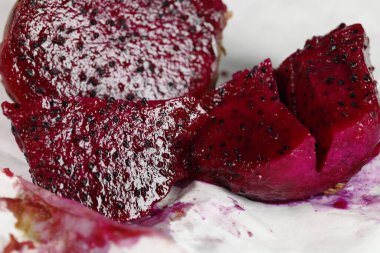 Stüdyo Işığında Hasarlı Ejder Meyvesi