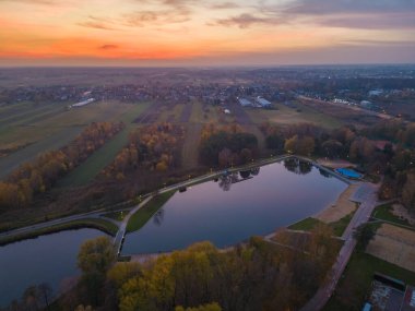 Pabianice City 'deki Lewityn adlı kamu parkında gün batımı - bir İHA' nın görüntüsü
