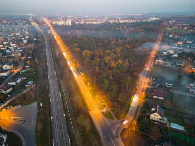 Autumn Park ve Pabianice 'deki yol manzarası - Polonya
