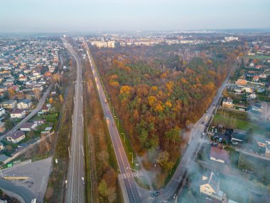 Autumn Park ve Pabianice 'deki yol manzarası - Polonya