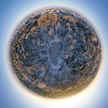 Parktaki gölde kış renklerinde kar - Pabianice - Polonya