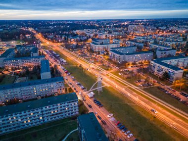 Gün batımında İHA 'dan Pabianice şehrini izle