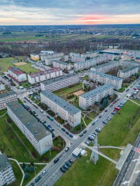 Gün batımında İHA 'dan Pabianice şehrini izle