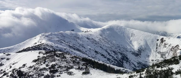 冬のタトラ山脈 ラクーンとWolowiec山 — ストック写真
