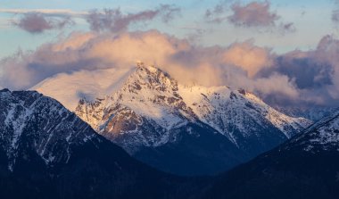 Kış boyunca gün batımı Tatra Dağları