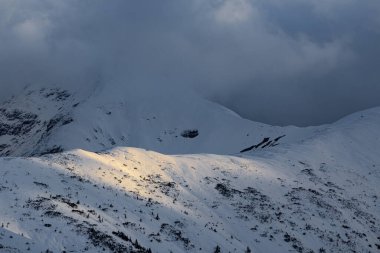 Kış boyunca gün batımı Tatra Dağları