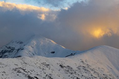 Kış boyunca gün batımı Tatra Dağları