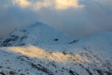 Kış boyunca gün batımı Tatra Dağları