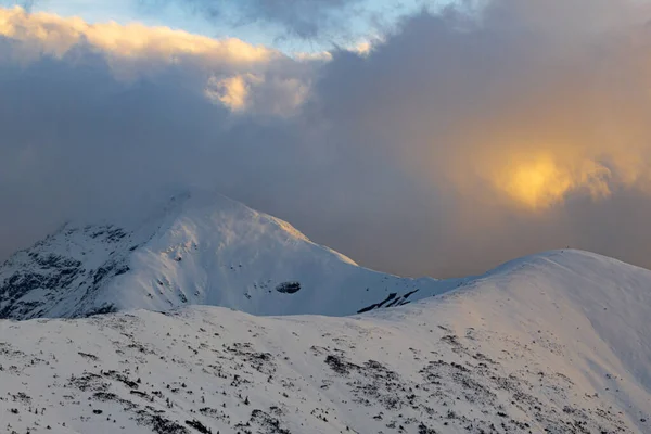 Kış boyunca gün batımı Tatra Dağları