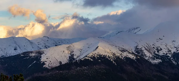 Kış Boyunca Gün Batımı Tatra Dağları — Stok fotoğraf