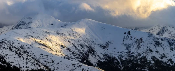 Pôr Sol Durante Inverno Montanhas Tatra — Fotografia de Stock
