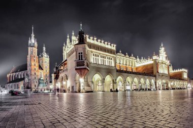 Main Market Square Cracow Polonya Cloth Hall ve St Mary s kilisede