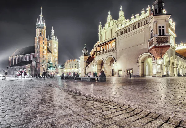ポーランド クラクフのメイン マーケット広場 織物会館とセント メアリー教会 — ストック写真