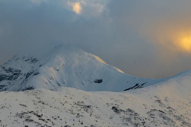 Sonbaharın sonu ve kışın başlangıcı Tatra Dağları - Rakon ve Wolowiec Dağları