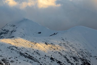 Sonbaharın sonu ve kışın başlangıcı Tatra Dağları - Rakon ve Wolowiec Dağları
