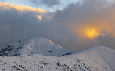 Sonbaharın sonu ve kışın başlangıcı Tatra Dağları - Rakon ve Wolowiec Dağları
