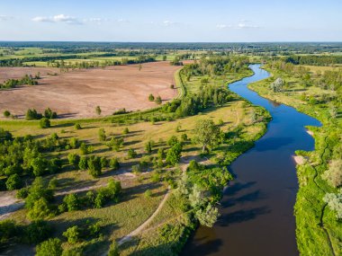 Polonya 'nın Sieradz şehrindeki Warta Nehri' ndeki köprüde insansız hava aracı görüntüsü