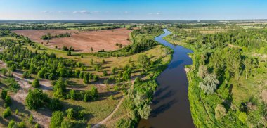Polonya 'nın Sieradz şehrindeki Warta Nehri' ndeki köprüde insansız hava aracı görüntüsü
