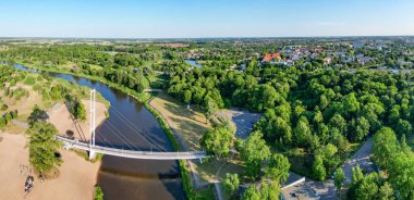 Polonya 'nın Sieradz şehrindeki Warta Nehri' ndeki köprüde insansız hava aracı görüntüsü