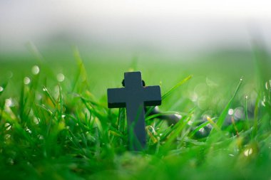 Çimlerde Bokeh 'le birlikte tespih