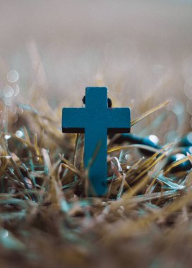 Çimlerde Bokeh 'le birlikte tespih