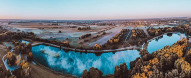 Sonbahar havasında Pabianice City 'deki Lewityn adlı kamu parkında bir insansız hava aracının görüntüsü