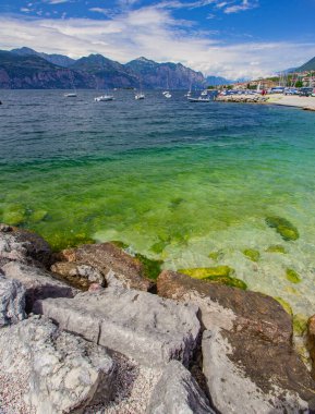 İtalya 'daki Garda Gölü manzarası. Göl dağlarla çevrili..