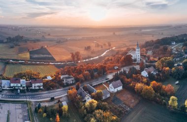 Polonya 'nın Ner Nehri' ndeki Chelmno kilisesindeki hava sonbahar manzarası.