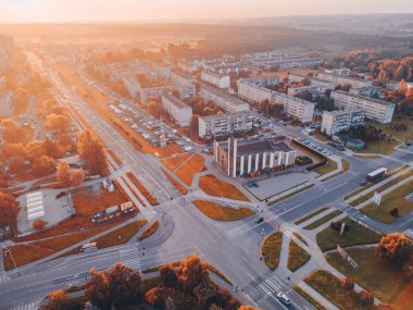 Sonbaharda kilisede hava manzarası - İHA ile Pabianice şehrinde görüntü