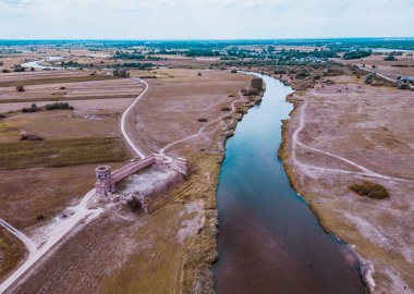 Warta Nehri 'ndeki Kolo şehrinde kulesi olan güçlendirilmiş ortaçağ kalesi.