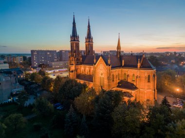 Pabianice City 'de ve gün batımında İHA' dan Meryem Ana Kilisesi 'nin görüntüsü