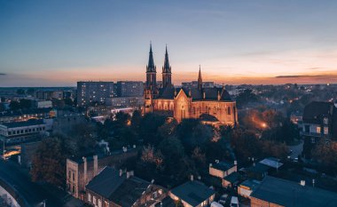 Pabianice City 'de ve gün batımında İHA' dan Meryem Ana Kilisesi 'nin görüntüsü