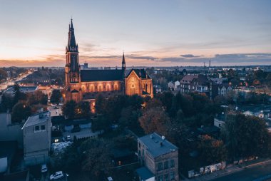 Pabianice City 'de ve gün batımında İHA' dan Meryem Ana Kilisesi 'nin görüntüsü