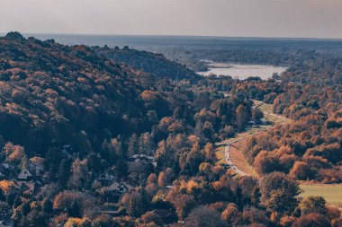 Polonya 'nın Kazimierz Dolny kenti ve Vistula nehrinde sonbahar manzarası