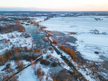 Sonbahar havasında Pabianice City 'deki Lewityn adlı kamu parkında kışın bir İHA' nın görüntüsü