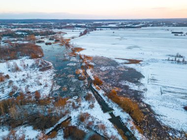 Sonbahar havasında Pabianice City 'deki Lewityn adlı kamu parkında kışın bir İHA' nın görüntüsü