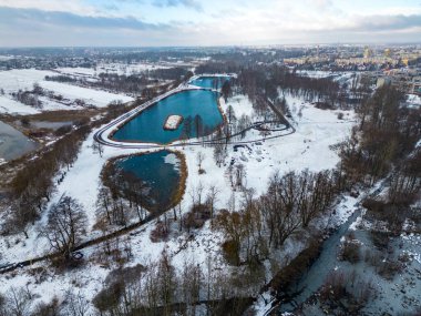 Sonbahar havasında Pabianice City 'deki Lewityn adlı kamu parkında kışın bir İHA' nın görüntüsü