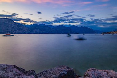 Lago di Garda ve çevresindeki Alpler - İtalya