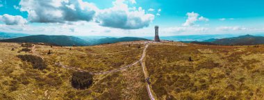 Polonya 'daki Snieznik Dağı Çek Cumhuriyeti sınırı - bir insansız hava aracının manzarası