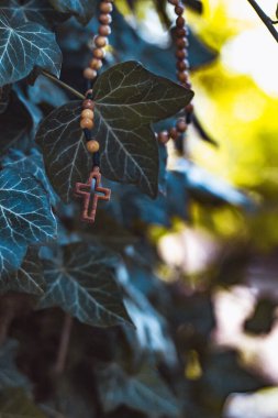 Ahşap tespih, arka planda Bokeh var.