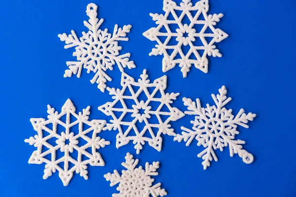青い紙のカードに白い雪片の装飾 雪の結晶とヴィンテージクリスマスポストカード 青い背景に美しいクリスマスの白い星 — ストック写真