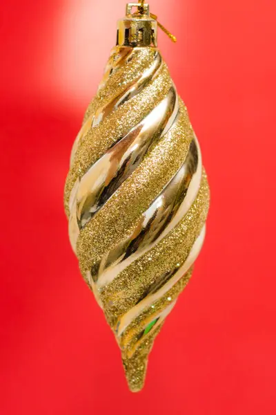 Золотая Рождественская Сосулька Красном Фоне Рождественская Золотая Игрушка Украшения Елки — стоковое фото