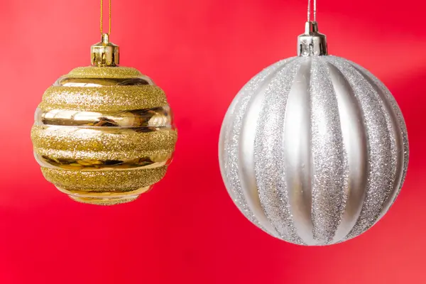 Kırmızı Şenlik Arka Planında Altın Gümüş Toplar Noel Kutlaması Kavramı — Stok fotoğraf