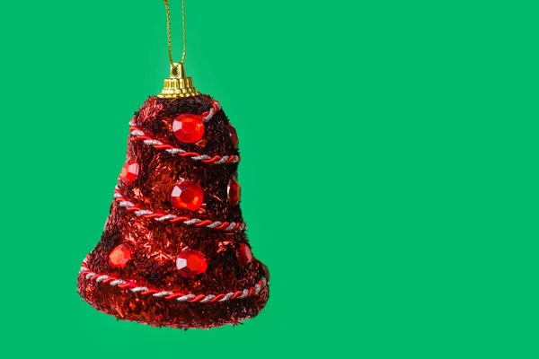 Campanilla Adorno Árbol Navidad Rojo Sobre Fondo Verde Fondo Festivo —  Fotos de Stock