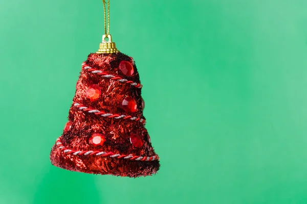 Yeşil Arkaplanda Kırmızı Noel Ağacı Süsü Zili Yazı Için Yeri — Stok fotoğraf