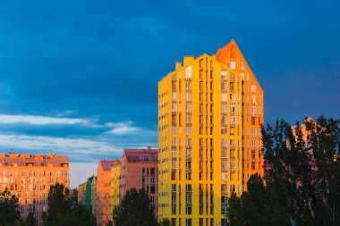 Endüstriyel şehir şehir evi. Gün batımında şehir manzarası. Şehir mimarisinin renkli gökyüzü ile gün batımı manzarası. Milyon dolarlık bir şehrin renkli evleri